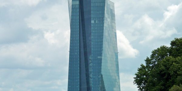 各国央行金库内整齐堆放的金条，代表全球央行购金行为对黄金大盘价的长期支撑